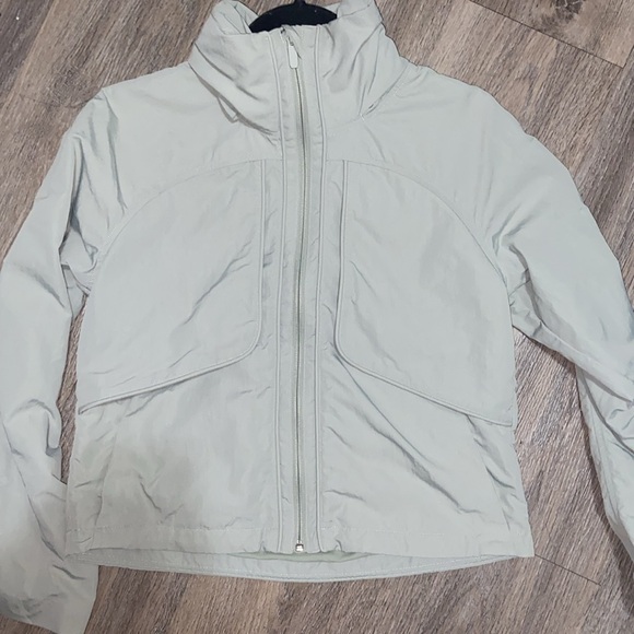 Lululemon size 2 Always Effortless Jacket
Green Fern - Picture 8 of 9